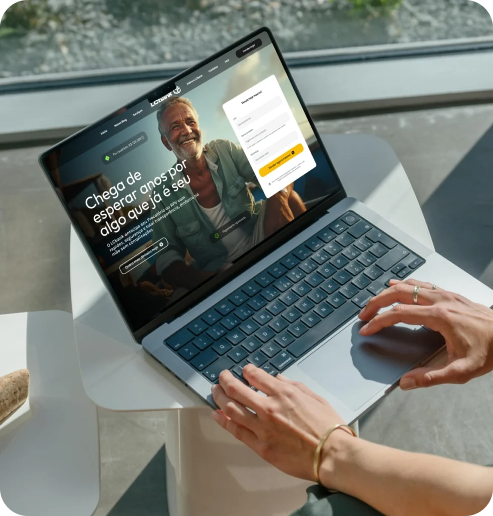 Laptop com site do LCbank aberto, mostrando homem sorrindo e texto sobre esperar menos.