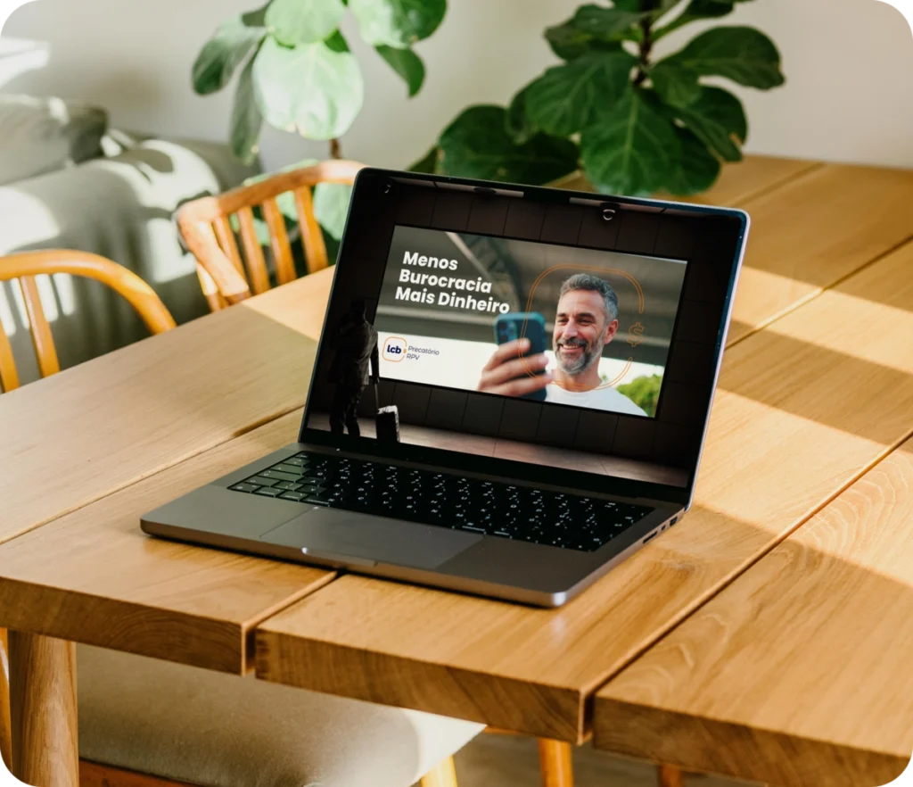 Tela de laptop com vídeo sobre "Menos Burocracia Mais Dinheiro" do LCbank